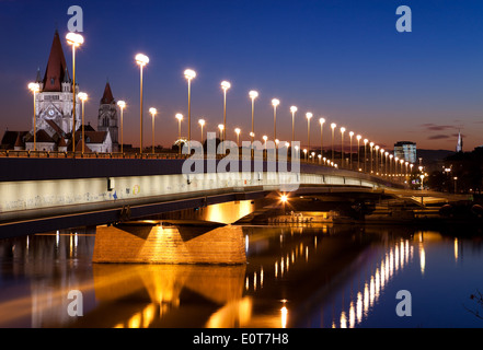 Reichsbrücke am Abend, Wien, Österreich - Reichsbrücke, Wien, Österreich Stockfoto