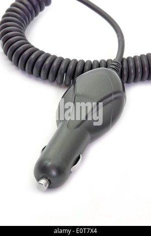 Schwarzes Auto-Ladegerät mit Kabel auf einem weißen Hintergrund. Stockfoto