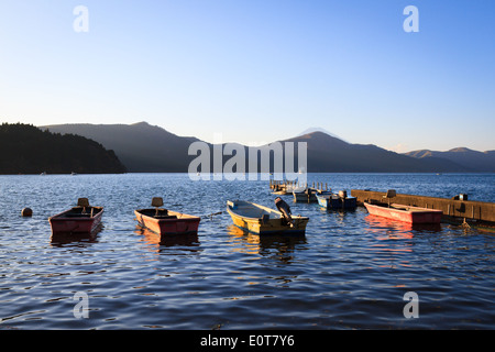 Boote auf See Ashi, Hakone, Japan Stockfoto