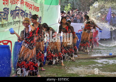 BANDARBAN, Bangladesch-15. APRIL: Feier des Sangrai Festival oder ein Wasser werfen Festival um die Ankunft von Bangla Neujahr zu feiern, das Element Wasser ist der Fokus der Veranstaltung. Dies geschieht mit der Teilnahme von jungen und Mädchen, die noch single sind. Sie befinden sich in den beiden Seiten einer Tabellen oder Arena wobei Becken Wasser sind an ihrer Vorderseite und sie Spritzwasser gegeneinander. Es wird vermutet, dass Wasser plantschen ein Mittel zum Ausdruck der Gefühle der Liebe. (Foto von MD. Akhlas Uddin/Pacific Press) Stockfoto