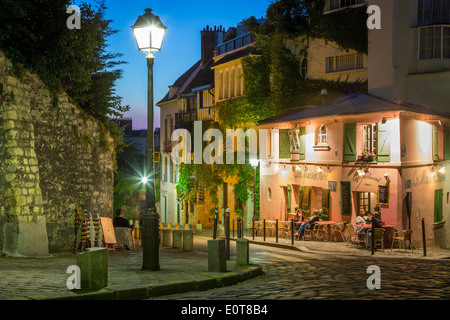 Dämmerung im La Maison Rose Cafe in Montmartre, Paris Frankreich Stockfoto