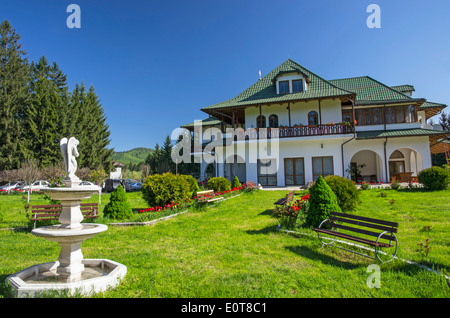 Entspannenden Garten vor Haus. Stockfoto