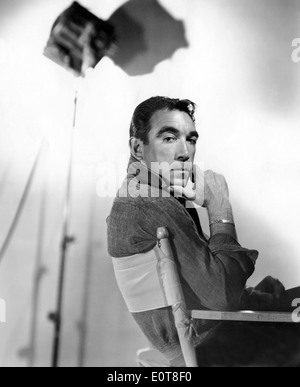 Anthony Quinn, Porträt sitzen im Regiestuhl, 1957 Stockfoto