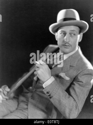 Warren William, US-amerikanischer Schauspieler, Portrait qualmender Zigarette, ca. 1934 Stockfoto