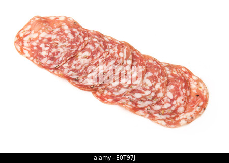 Salame Finocchiona-Schwein-Salami mit Fenchelsamen isoliert auf einem weißen Studio-Hintergrund. Stockfoto