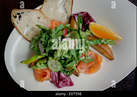 Salat mit Lachs und Kartoffeln Stockfoto