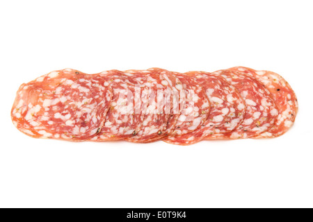 Salame Finocchiona-Schwein-Salami mit Fenchelsamen isoliert auf einem weißen Studio-Hintergrund. Stockfoto