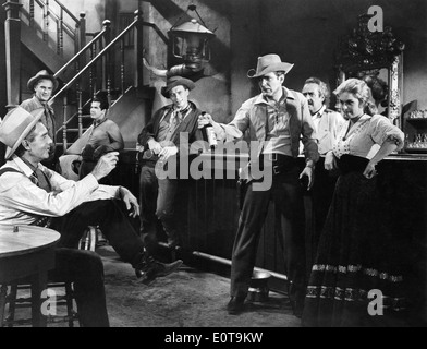 Randolph Scott, (links), William Leslie am Set des Films, "Buchanan Rides allein", 1958 Stockfoto