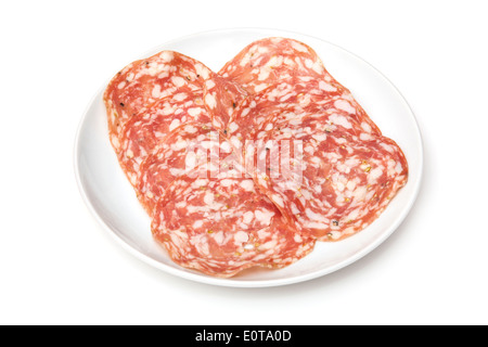 Teller mit Salame Finocchiona-Schwein-Salami mit Fenchelsamen isoliert auf einem weißen Studio-Hintergrund. Stockfoto