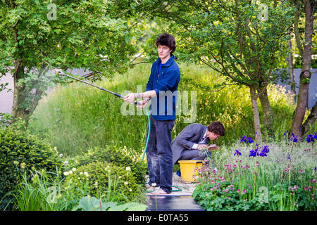 Last-Minute Vorbereitungen auf das Niemandsland: ABF The Soldier Charity Garten. Die Chelsea Flower Show 2014. Das Royal Hospital Chelsea, London, UK.  19. Mai 2014.  Guy Bell, 07771 786236, guy@gbphotos.com Stockfoto