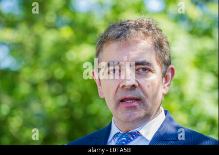 Rowan Atkinson auf No Man es Land: ABF der Soldat Charity Garten. Die Chelsea Flower Show 2014. Das Royal Hospital Chelsea, London, UK. Stockfoto