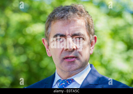 Rowan Atkinson auf No Man es Land: ABF der Soldat Charity Garten. Die Chelsea Flower Show 2014. Das Royal Hospital Chelsea, London, UK. Stockfoto