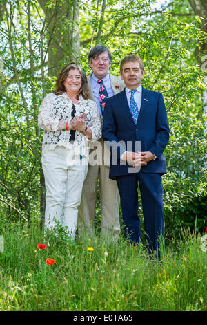 Stephen Fry, Caroline Quentin und Rowan Atkinson auf No Man es Land: ABF der Soldat Charity Garten. Die Chelsea Flower Show 2014. Das Royal Hospital Chelsea, London, UK. Stockfoto