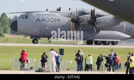 Schönefeld, Deutschland. 19. Mai 2014. Besucher sehen den Start eines Airbus A400M auf der ILA Berlin Air Show am zukünftigen Willy Brandt Flughafen BER in Selchow nahe Schönefeld, Deutschland, 19. Mai 2014. ILA Berlin Air Show 2014 findet im südlichen Bereich des Flughafen Berlin-Schönefeld vom 20. bis 25. Mai 2014. Foto: WOLFGANG KUMM/DPA/Alamy Live-Nachrichten Stockfoto