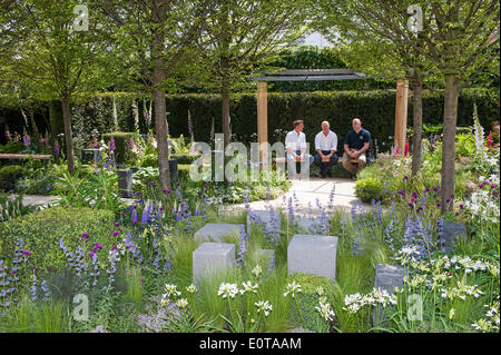 Schauspieler Ross Kemp mit dem Designer und Rory Mckenzie ein verwundeter Veteran (blaues Hemd) auf die Hoffnung auf den Horizont-Garten.  "Hoffnungsschimmer am Horizont" Garten zugunsten Help for Heroes: produziert von Gebäude und Landschaftsbau Firma Farr und Roberts, ihr Debüt; entworfen von Matthew Keightley (29), infolge seines Bruders Michael Beteiligung mit den Streitkräften auf vier Touren nach Afghanistan gedient haben und wegen seiner fünften dieses Jahr; und von der David Brownlow charitable Foundation gesponsert. Die Gartengestaltung basiert auf der Form des Military Cross, die Medaille für extreme Wuffies Stockfoto