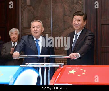 Shanghai, China. 19. Mai 2014. Chinese President Xi Jinping (R) und sein kasachischer Amtskollege Nursultan Nazarbayev besuchen eine remote Einweihung von einem gemeinsamen Logistikprojekt terminal im Osten Chinas Lianyungang Stadt nach ihren Gesprächen in Shanghai, Ost-China, 19. Mai 2014. © Ma Zhancheng/Xinhua/Alamy Live-Nachrichten Stockfoto