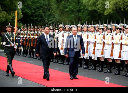 Shanghai, China. 19. Mai 2014. Chinesischen Staatspräsidenten Xi Jinping (Front L) hält eine Willkommenszeremonie für Präsident von Kasachstan Nursultan Nasarbajew, bevor ihre Gespräche in Shanghai, Ost-China, 19. Mai 2014. © Yao Dawei/Xinhua/Alamy Live-Nachrichten Stockfoto