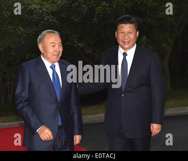 Shanghai, China. 19. Mai 2014. Chinese President Xi Jinping (R) hält eine Willkommenszeremonie für Präsident von Kasachstan Nursultan Nasarbajew, bevor ihre Gespräche in Shanghai, Ost-China, 19. Mai 2014. © Ma Zhancheng/Xinhua/Alamy Live-Nachrichten Stockfoto