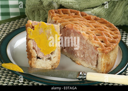 Gitter Top Pork Pie mit englischer Senf Stockfoto