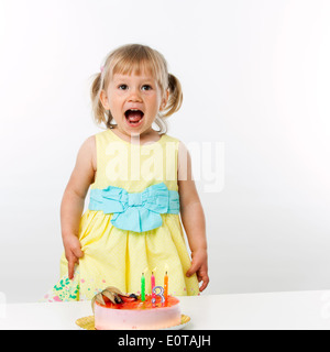 Porträt von kleinen Mädchen schreien mit Geburtstagstorte. Isoliert. Stockfoto