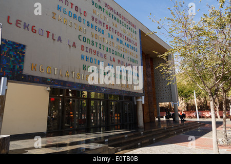 Das Verfassungsgericht in Johannesburg, Südafrika, mit seinem Namen an der Fassade in der jeweiligen Landessprache angezeigt. Stockfoto