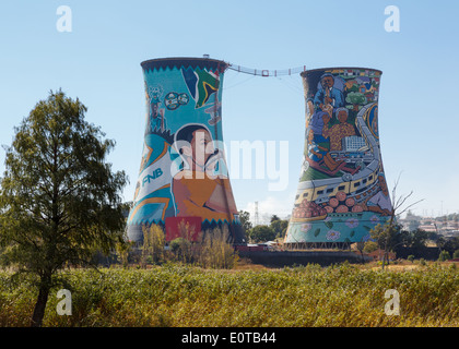 Die beiden Kühltürme der Orlando Power Station mit Wandmalereien sind ein Wahrzeichen von Soweto, Südafrika. Stockfoto