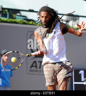 Düsseldorf, Deutschland. 19. Mai 2014. Deutsche Tennisspielerin Dustin Brown in Aktion während des Spiels gegen Lu (Taiwan) beim ATP-Turnier Düsseldorf-Open in Düsseldorf, 19. Mai 2014. Foto: CAROLINE SEIDEL/DPA/Alamy Live-Nachrichten Stockfoto