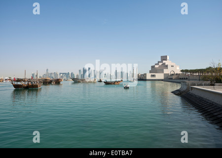 Doha. Katar. Blick über Doha Bucht gegenüber dem Museum für islamische Kunst (rechts) & West Bay Geschäftsviertel.