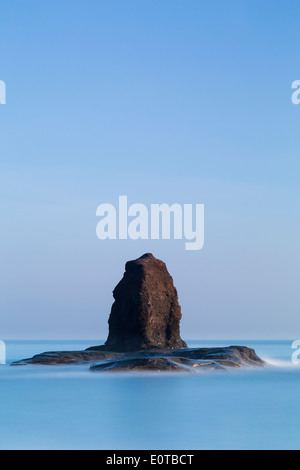 Die Meer-Stapel bekannt als Black Nab gegen Bay, in der Nähe von Whitby, Großbritannien Stockfoto