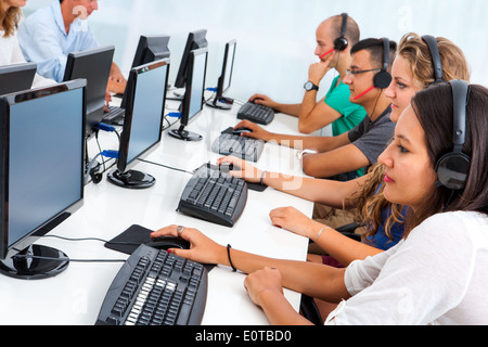 Gruppe von jungen Wirtschaftsstudenten zusammen auf dem Computer im Büro arbeiten. Stockfoto