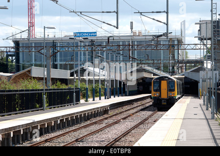 Zug der London Midland bei Northampton Bahnhof, Northamptonshire, England, UK Stockfoto