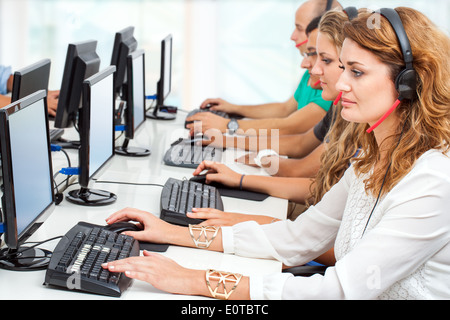 Gruppe von jungen Wirtschaftsstudenten gemeinsam im Klassenzimmer. Stockfoto