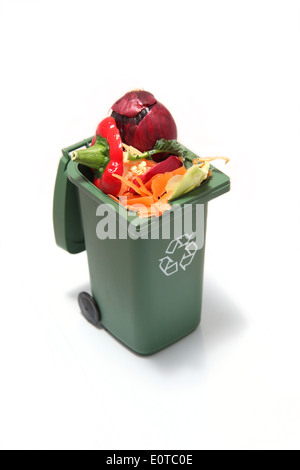 Recyclingbehälter Müll oder Abfall mit pflanzlichen Fetzen im Inneren zu Kompost auf weißem Hintergrund. Stockfoto