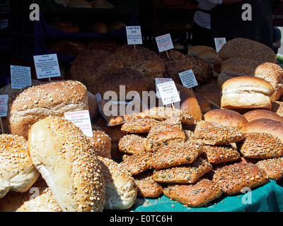 Artisan Brot auf Stände auf einem Bauernmarkt Alresford Brunnenkresse Festival 2014. Stockfoto