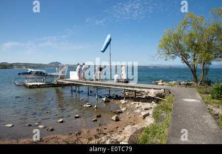 Lake Taupo Touristen und Wasserflugzeug auf der nördlichen Insel New Zealand Stockfoto