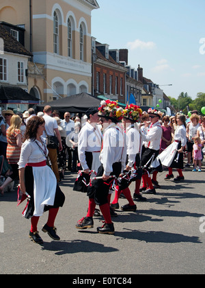 Morris Tänzer in West Street, Alresford, Hampshire während des jährlichen Festivals Brunnenkresse, 18. Mai 2014 Stockfoto