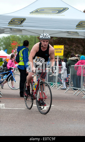 Stratford 220 Triathlon, Wettbewerber verlassen der Wechselzone Stockfoto