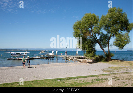 Lake Taupo Touristen und Wasserflugzeug auf der nördlichen Insel New Zealand Stockfoto