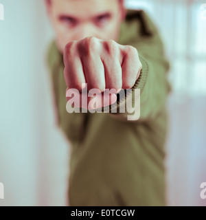 Gefährlicher Mann zeigt Faust. Stockfoto