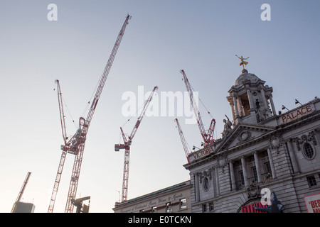 Krane auf Baustelle Baustelle neben Victoria Palace Theatre central London England UK Stockfoto