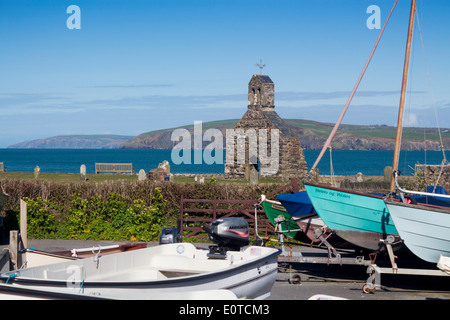 CWM yr Eglwys Cwm-yr-Eglwys zerstörten Kirche mit Blick auf Meeresküste von Bootswerft Bootswerft North Pembrokeshire West Wales UK gesehen Stockfoto