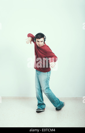 Junger Mann mit Kopfhörern tanzen. Stockfoto