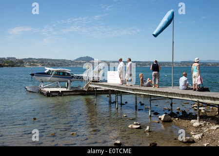 Lake Taupo Touristen und Wasserflugzeug auf der nördlichen Insel New Zealand Stockfoto