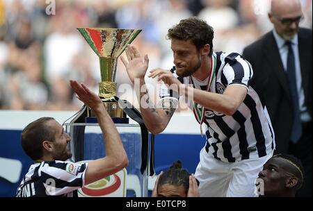 Turin, Italien. 18. Mai 2014. Serie A Fußball. Juventus Turin V Cagliari. Giorgio Chiellini, Claudio Marchisio halten empor die Scudetto-Trophy bei der Präsentation der Liga nach dem Match © Action Plus Sport/Alamy Live News Stockfoto
