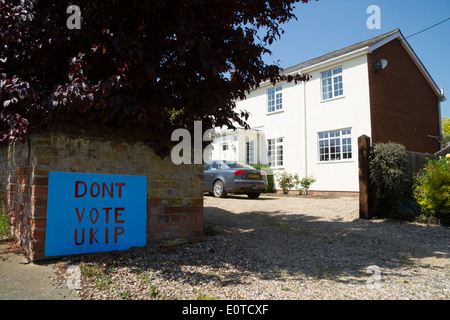 Stimmen Sie, dass die UKIP und DONT Abstimmung UKIP Wahl Zeichen in der gleichen Straße aufgestellt Stockfoto