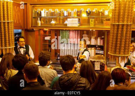 Personal servieren italienisches Eis (Gelato) in die berühmte Gelateria Giolitti, Rom, Italien Stockfoto