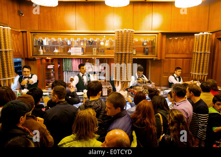 Massen von Menschen kaufen Eis (Gelato) in die berühmte Gelateria Giolitti, Rom, Italien Europa Stockfoto