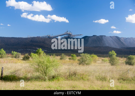 Schnitt öffnen Sie oder Besetzung Kohle mir mit Kohle beladen von Maschinen in der Nähe von Clermont zentral-Queensland-Australien Stockfoto