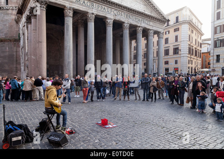 Ein Straßenmusikant als Straßenmusikant mit seiner Gitarre vor einem Publikum auf der Piazza della Rotonda, Pantheon Rom Europe Stockfoto