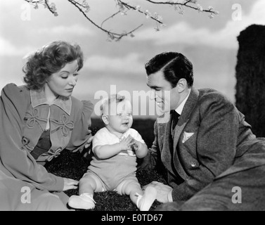 Greer Garson und Walter Pidgeon, mit Baby am Set des Films "Blüht in den Staub", 1941 Stockfoto